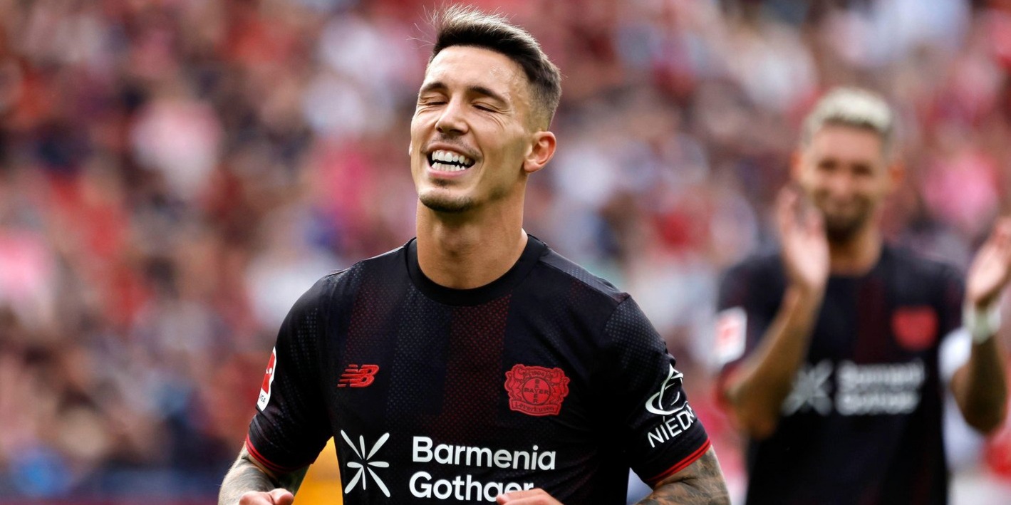 Alejandro Grimaldo jubelt im Trikot von Bayer Leverkusen
