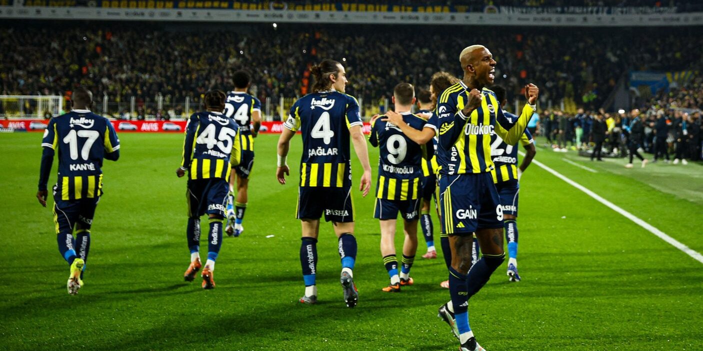Anderson Talisca und Mitspieler von Fenerbahce Istanbul jubeln nach einem Treffer.
