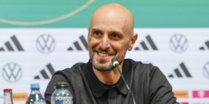 Antonio Di Salvo bei einer Pressekonferenz