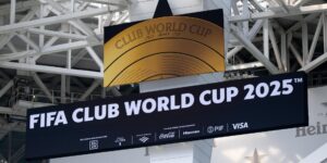 Die Trophäe der FIFA Klub-MW in Nahaufnahme auf einem Stadionbildschirm