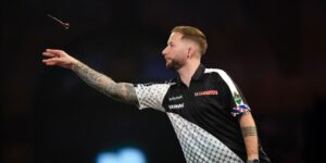Danny Nopperts wirft einen Dartpfeil