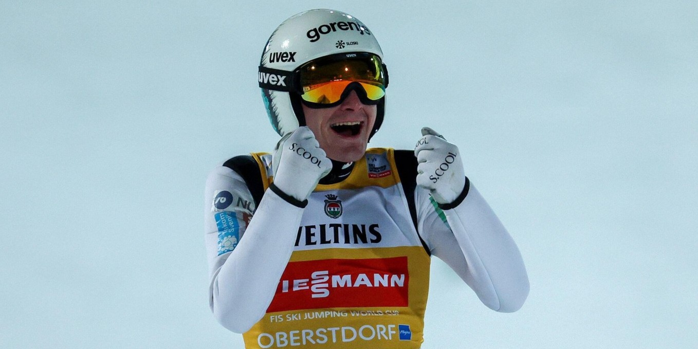 Domen Prevc nach einem erfolgreichen Sprung bei der Vierschanzentournee 2025/26