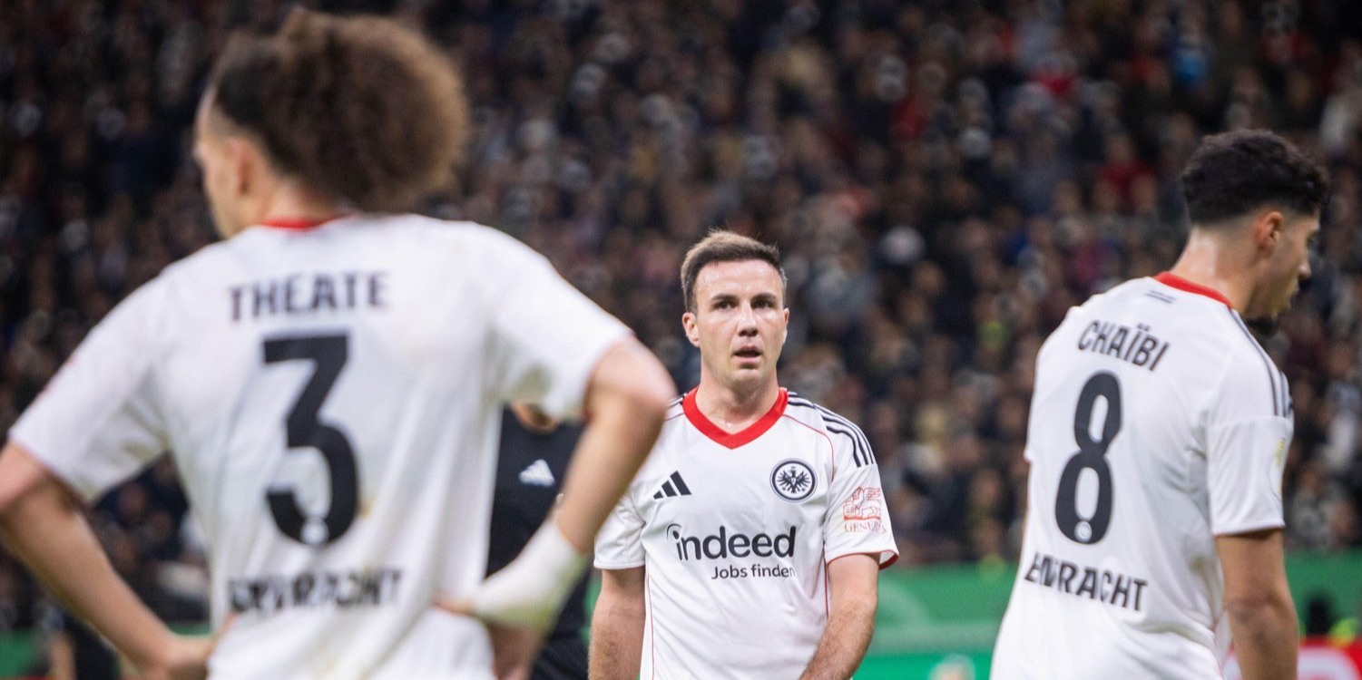 Mario Götze und Teamkollegen auf dem Platz