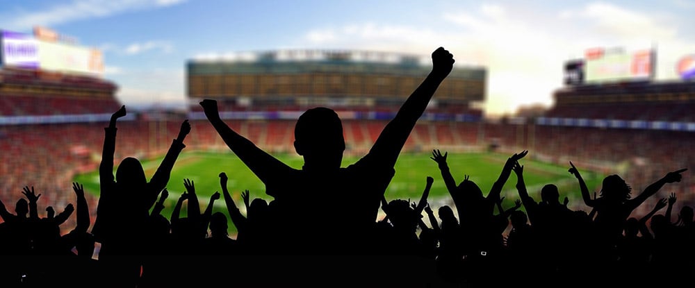 Silhuotten von Fans im Stadion
