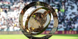 Die FIFA Klub-WM-Trophäe in Nahaufname