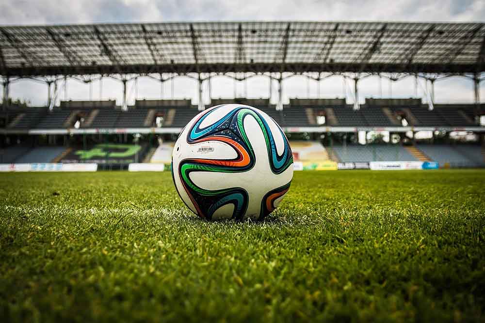 Ball auf Feld im Stadion liegend