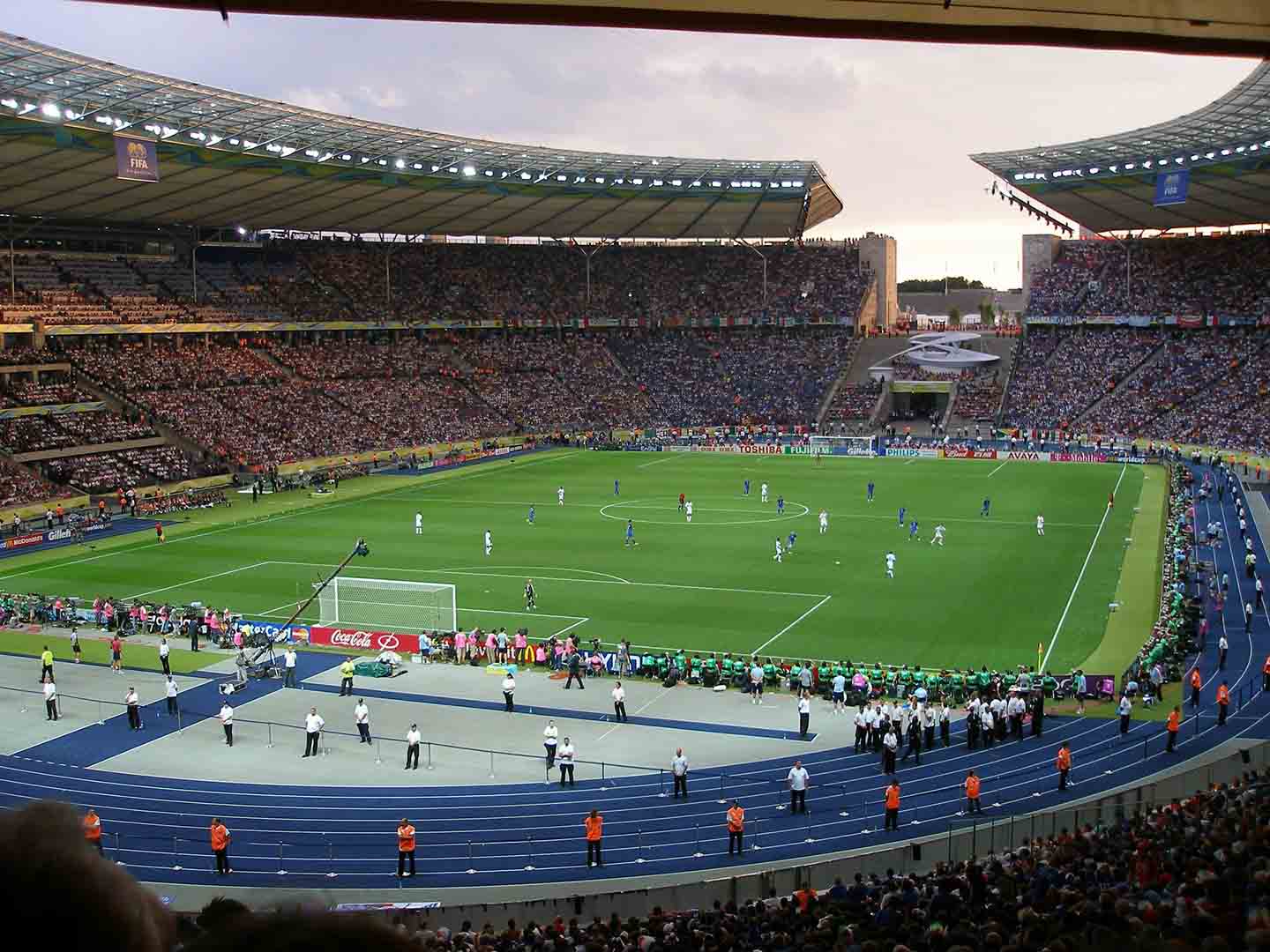 Gefülltes Fußballstadion bei Sonnenuntergang