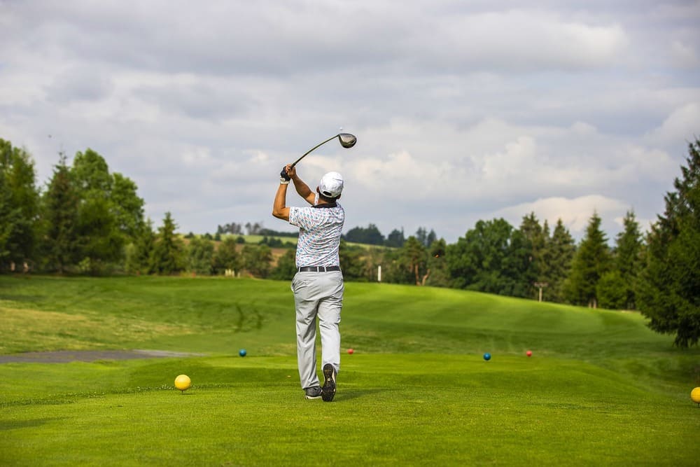 Golfspieler beim Abschlag auf dem Golfplatz