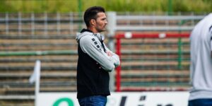 VfB Lübecks Trainer Guerino Capretti am Spielfeldrand