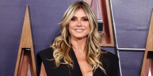 Heidi Klum lächelt selbstbewusst in die Kamera