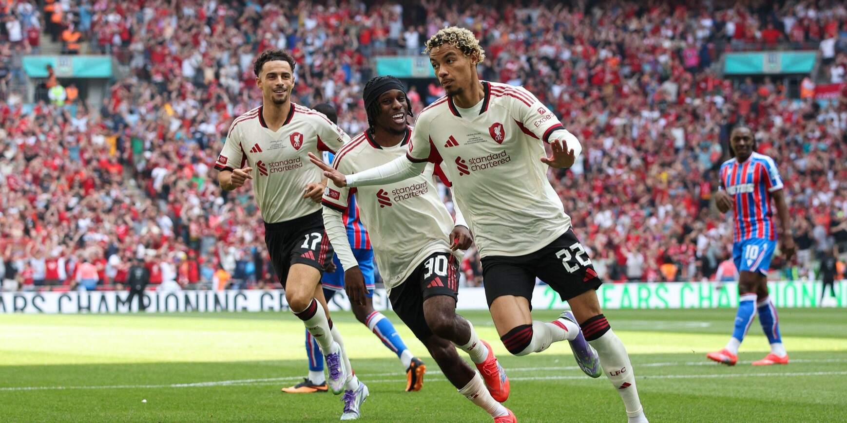 Hugo Ekitike jubelt im Dress des FC Liverpool