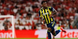 Jhon Duran in seinem neuen Trikot von Fenerbahce Istanbul