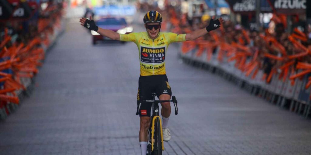 Jonas Vingegaard ijubelt auf seinem Rad