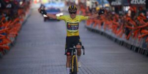 Jonas Vingegaard ijubelt auf seinem Rad