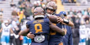 Jordan Love jubelt mit einem Mitspieler der Green Bay Packers