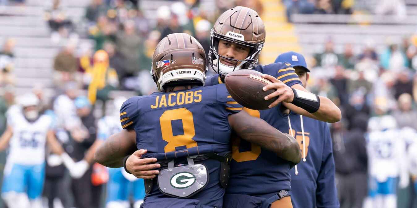 Jordan Love jubelt mit einem Mitspieler der Green Bay Packers