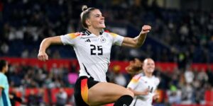 Selina Cerci jubelt im Trikot der Frauen-Fußballnationalmannschaft