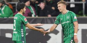 Keke Topp und Yukinari Sugawara jubeln nach einem Tor von Werder Bremen