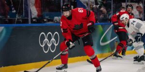 Mark Stone steht für Kanada während der Olympischen Winterspiele 2026 auf dem Eis.