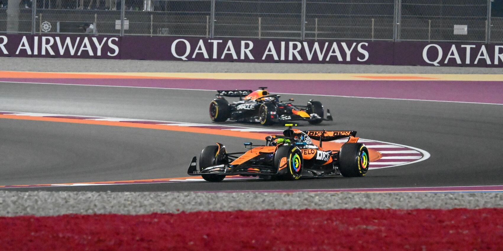 Lando Norris vor Max Verstappen beim F1 Rennen in Katar