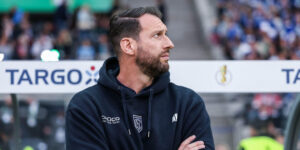 Mitch Kniat als Trainer von Arminia Bielefeld an der Seitenlinie