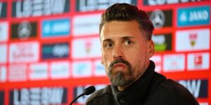 Sandro Wagner als FC Augsburg Trainer auf einer Pressekonferenz