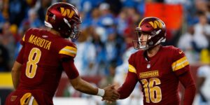 Zwei Spieler der Washington Commanders während eines NFL-Spiels