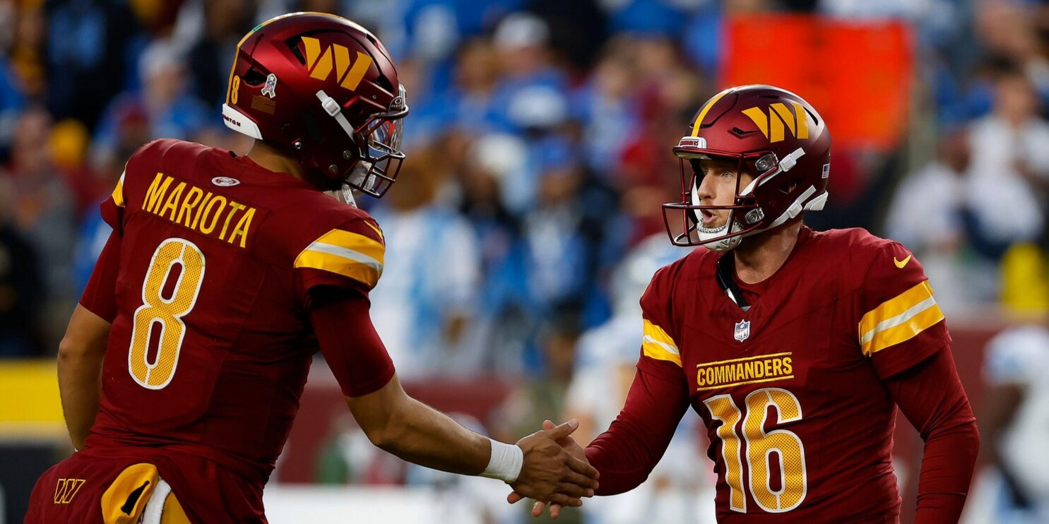 Zwei Spieler der Washington Commanders während eines NFL-Spiels