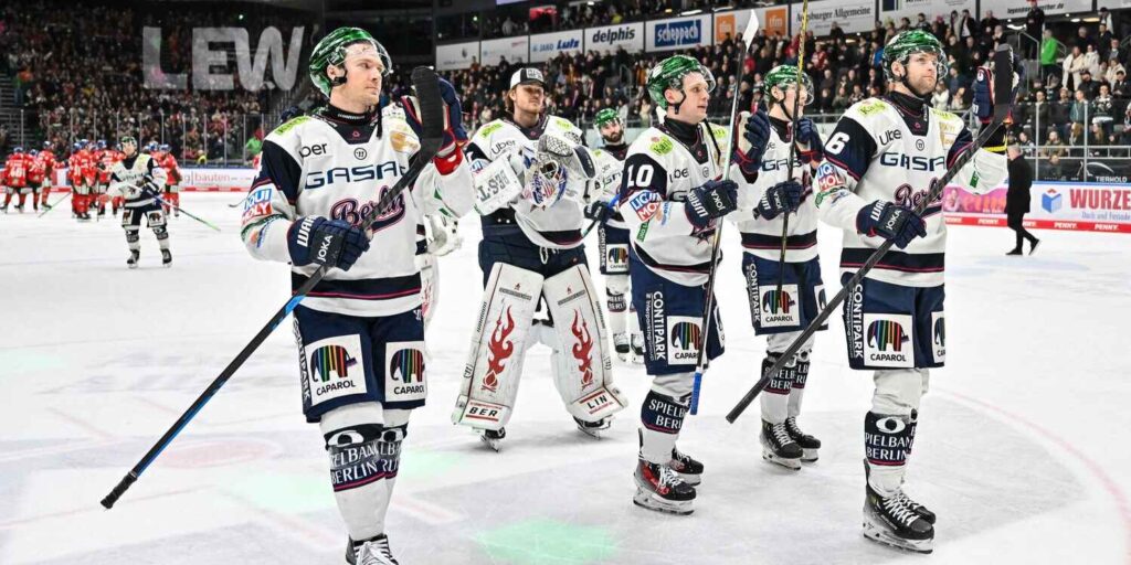 Spieler der Eisbären Berlin feiern einen Sieg in der DEL
