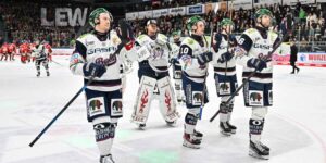 Spieler der Eisbären Berlin feiern einen Sieg in der DEL