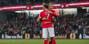 Zwei Spieler von Energie Cottbus jubeln