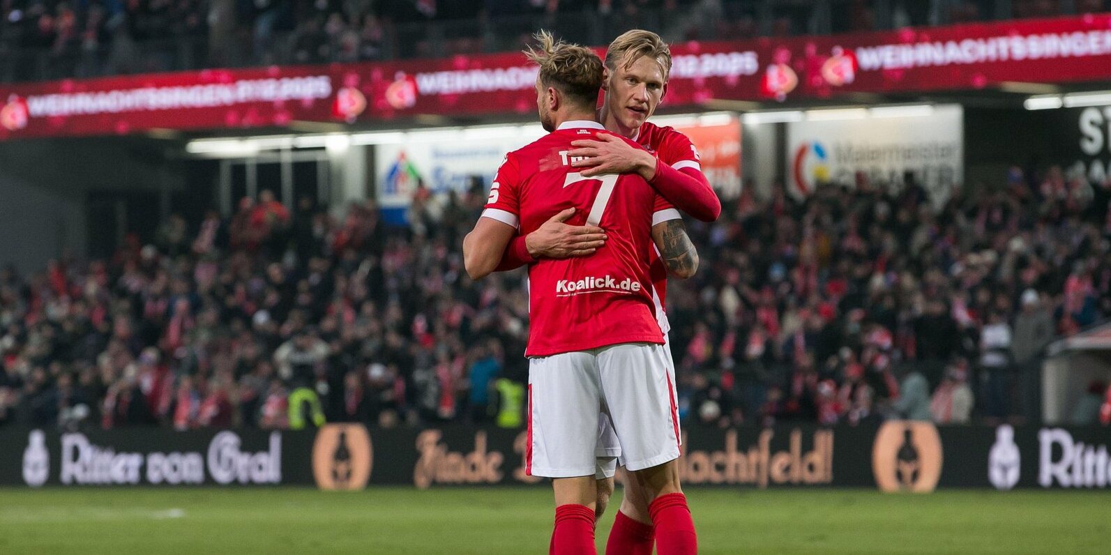 Zwei Spieler von Energie Cottbus jubeln