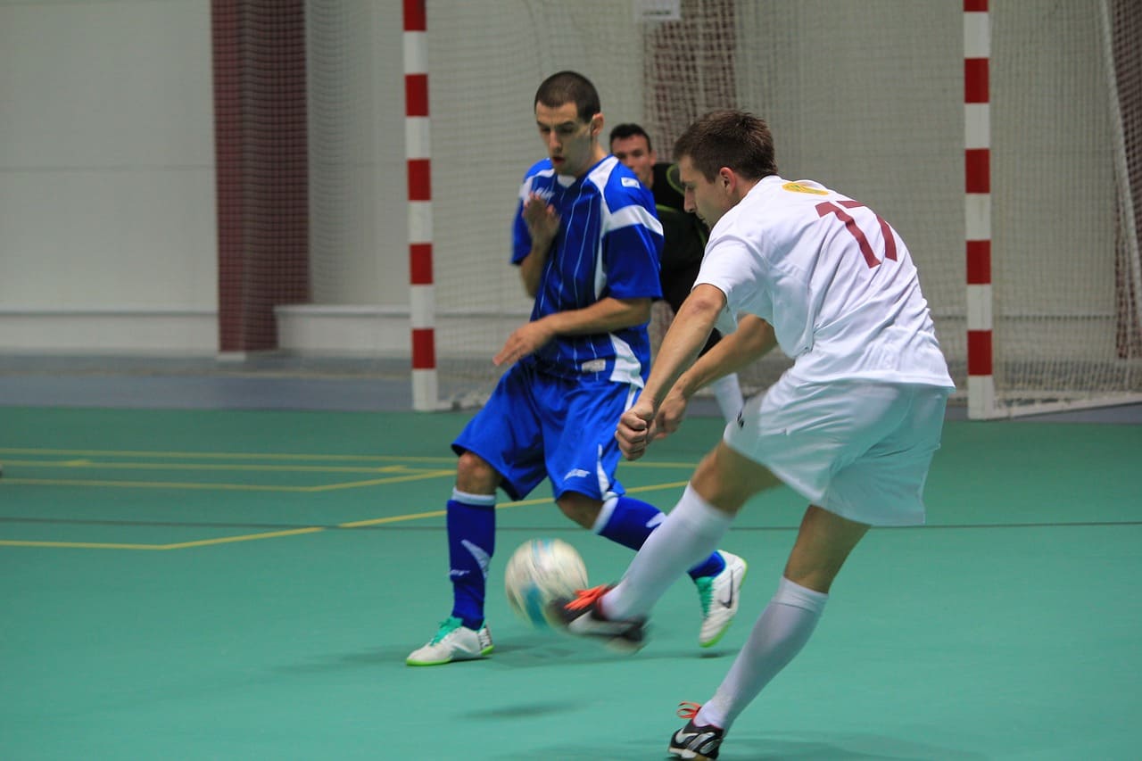 Fussballer schießt Ball auf's Tor