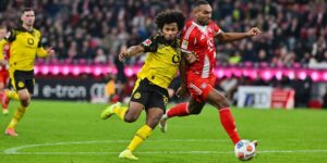 Karim Adeyemi und Jonathan Tah im Zweikampf beim Klassiker