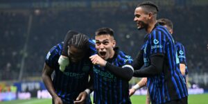 Lautaro Martinez jubelt mit Teamkollegen nach einem Tor für Inter Mailand