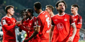 Spieler von Rot-Weiss Essen jubeln auf dem Platz