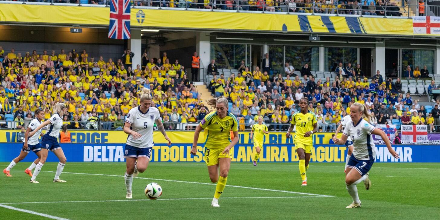 Kampf um den Ballbesitz im letzten Spiel zwischen England und Schweden