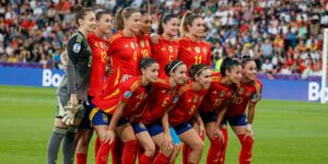 Das spanische Nationalteam beim Mannschaftsfoto vor einem Spiel bei der Frauen-EM 2025.
