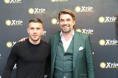 Klicke auf die Grafik für eine vergrößerte Ansicht

Name: Lukas Podolski Mathias Dahms.JPG
Ansichten: 82
Größe: 34,2 KB
ID: 4744661