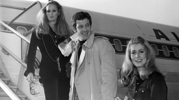 Klicke auf die Grafik für eine vergrößerte Ansicht

Name: belmondo-mit-ursula-andress-links-und-catherine-deneuve-rechts-der-franzose-spielte-in-mehr-als-80-filmen-mit-.jpg
Ansichten: 256
Größe: 72,3 KB
ID: 5198257